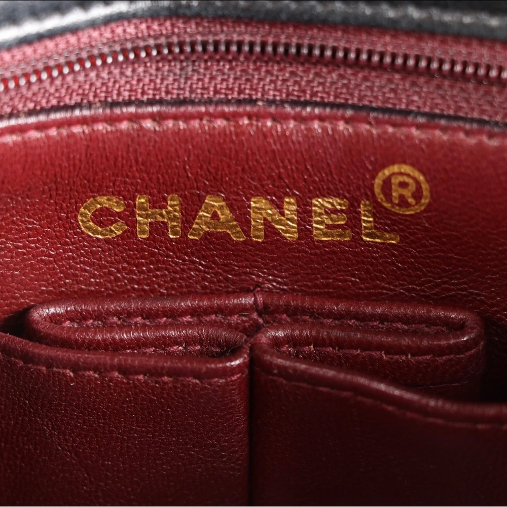 Vintage Chanel crossbody handbag - Picture 3 of 8